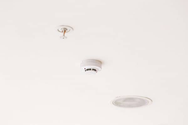 smoke-detector-mounted-on-ceiling-ND9HP4L (1) smoke-detector-mounted-on-ceiling-ND9HP4L (1)